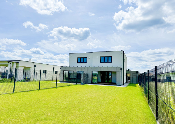 Skolaudovaná novostavba 2-podlažného RD 140m2, všetky IS