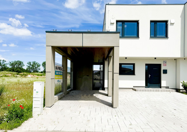 Skolaudovaná novostavba 2-podlažného RD 140m2, všetky IS