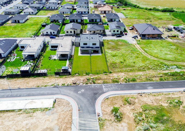 Skolaudovaná novostavba 2-podlažného RD 140m2, všetky IS