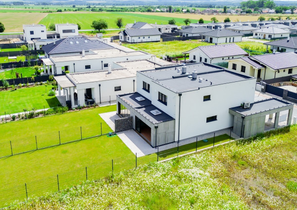 Skolaudovaná novostavba 2-podlažného RD 140m2, všetky IS