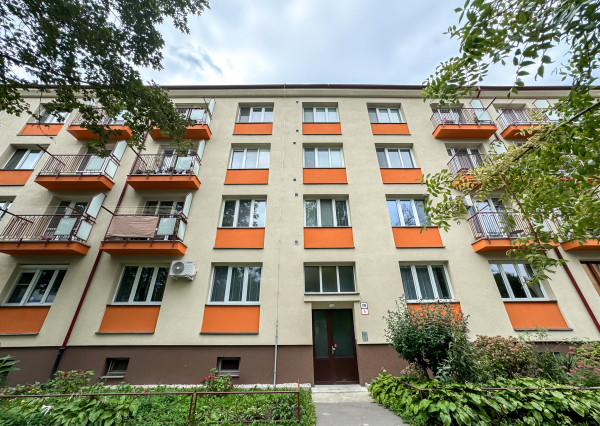 PREDANÉ 3izbový tehlový byt 72m2+9m2 pivnica