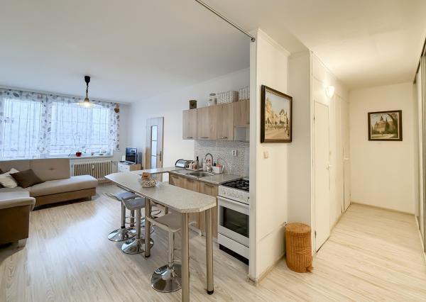 PRENÁJOM 2i Turgenevova, 650€ vrátane energií, internetu, TV