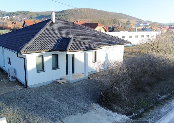 ĎURKOV, novostavba RD na kľúč, pozemok 600m2, komplet IS, TČ