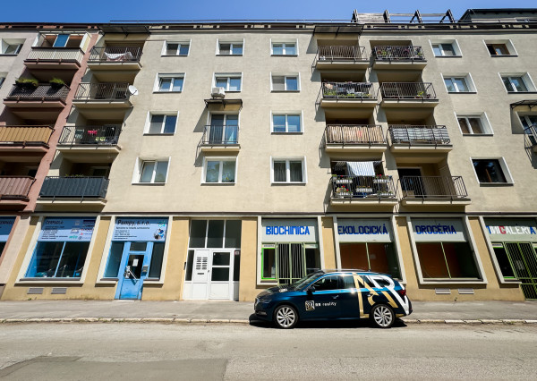 PREDANÉ - 1-izbový byt 40m2 , kompl. rekonštrukcia, Košice-Staré mesto