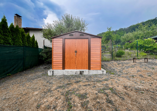 Sokoľ - murovaná chata so záhradou pri lese len 9km od Košíc