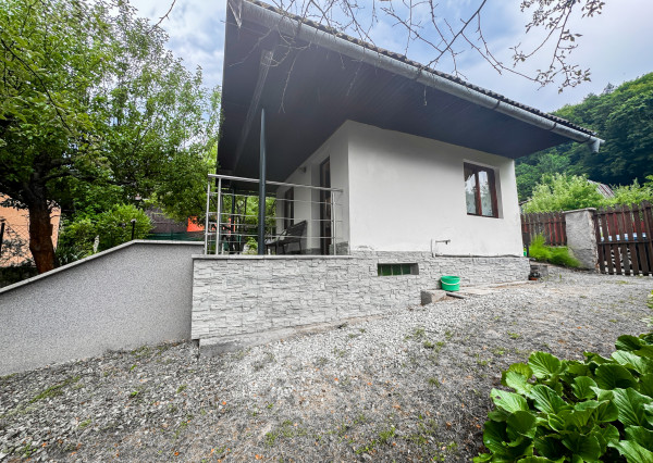 Sokoľ - murovaná chata so záhradou pri lese len 9km od Košíc