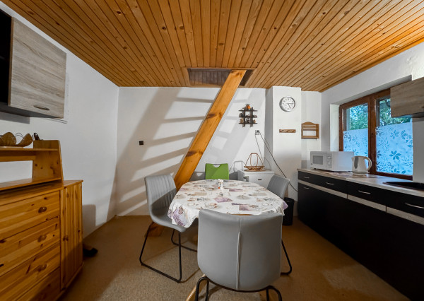 Sokoľ - murovaná chata so záhradou pri lese len 9km od Košíc