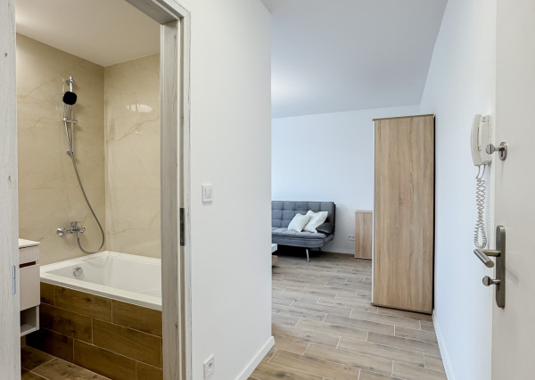 PREDANÉ - 1-izbový byt, TERASA - Tr. SNP, nová rekonštrukcia