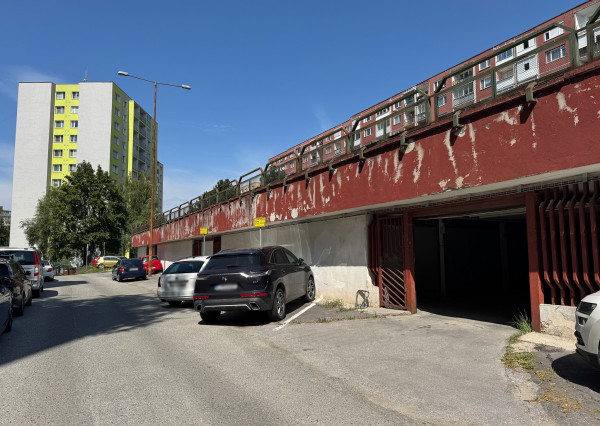NA PREDAJ - garáž s elektrinou Ťahanovce