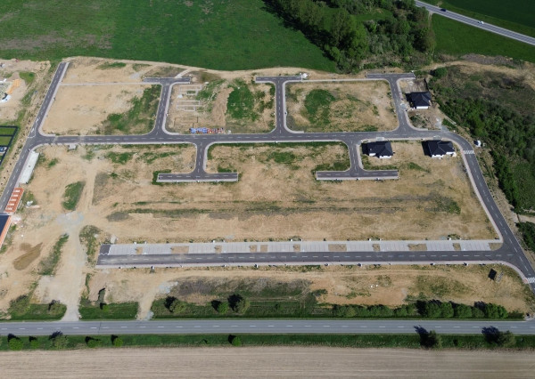 Stavebné pozemky-hotové všetky IS, chodníky, asfaltové cesty