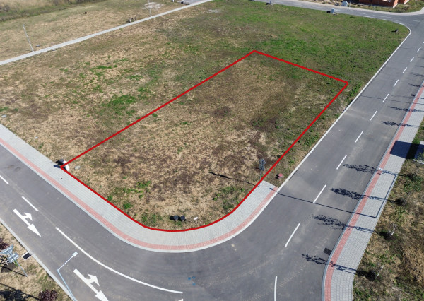 Stavebný pozemok 672m2, všetky IS, asfaltová cesta