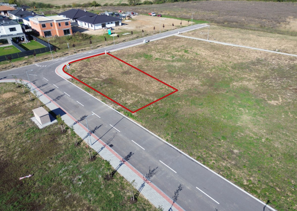 REZERVOVANÉ - Stavebný pozemok 672m2, všetky IS, asfaltová cesta