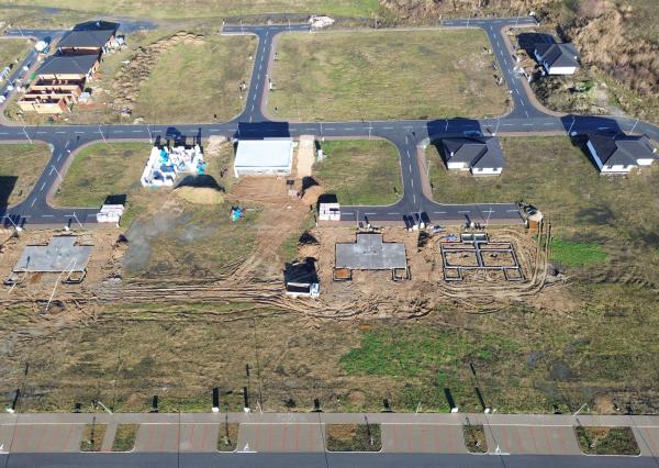 Stavebné pozemky-hotové všetky IS, chodníky, asfaltové cesty