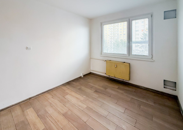 Ponúkame veľký 3-izb. byt na KVP s čiastočnou rekonštrukciou