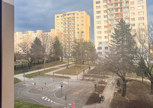 Ponúkame veľký 3-izb. byt na KVP s čiastočnou rekonštrukciou