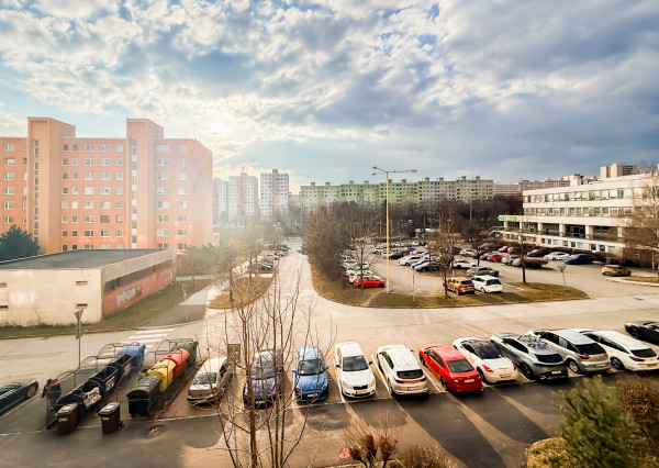 Ponúkame veľký 3-izb. byt na KVP s čiastočnou rekonštrukciou