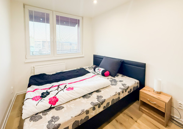 Na prenájom priestranný 2-izbový byt s balkónom, MOLDAVSKÁ