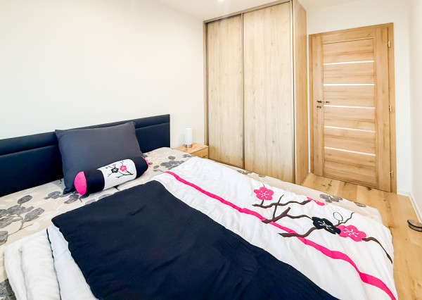 Na prenájom priestranný 2-izbový byt s balkónom, MOLDAVSKÁ