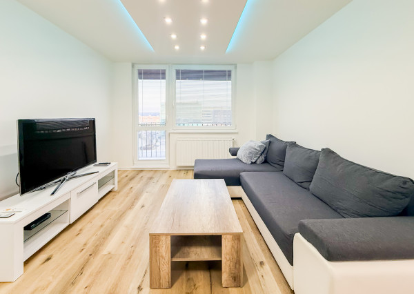 Na prenájom priestranný 2-izbový byt s balkónom, MOLDAVSKÁ