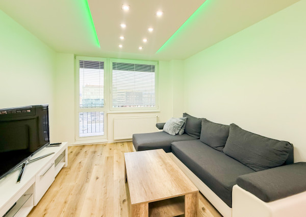 Na prenájom priestranný 2-izbový byt s balkónom, MOLDAVSKÁ