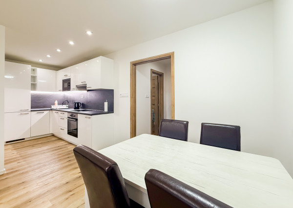 Na prenájom priestranný 2-izbový byt s balkónom, MOLDAVSKÁ