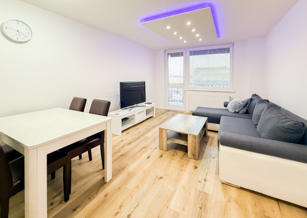 Na prenájom priestranný 2-izbový byt s balkónom, MOLDAVSKÁ