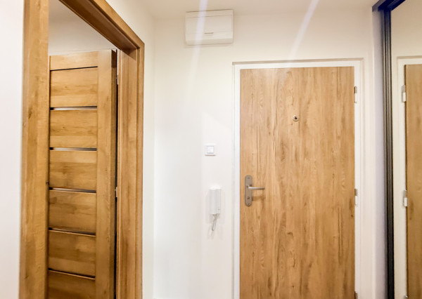 Na prenájom priestranný 2-izbový byt s balkónom, MOLDAVSKÁ