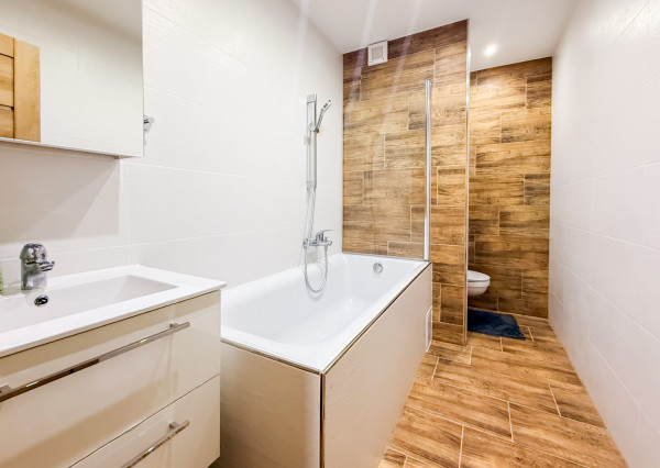 Na prenájom priestranný 2-izbový byt s balkónom, MOLDAVSKÁ