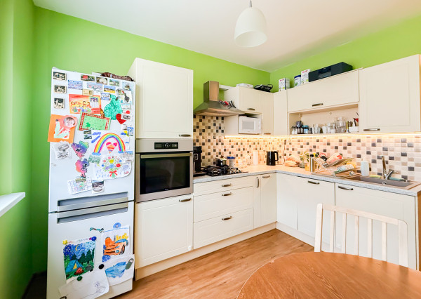 Na predaj priestranný  3-izb. byt na Ťahanovciach s balkónom