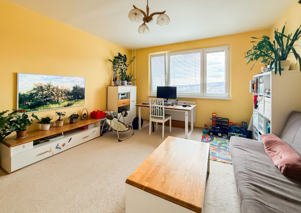 Na predaj priestranný  3-izb. byt na Ťahanovciach s balkónom