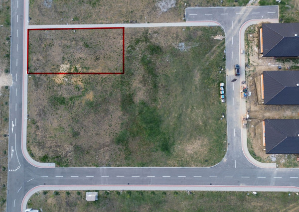 Stavebný pozemok 684m2, všetky IS, asfaltová cesta