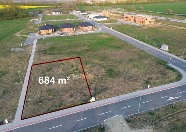 Stavebný pozemok 684m2, všetky IS, asfaltová cesta