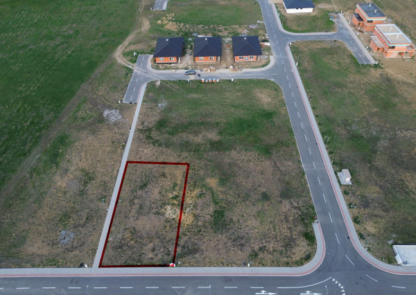 Stavebný pozemok 684m2, všetky IS, asfaltová cesta