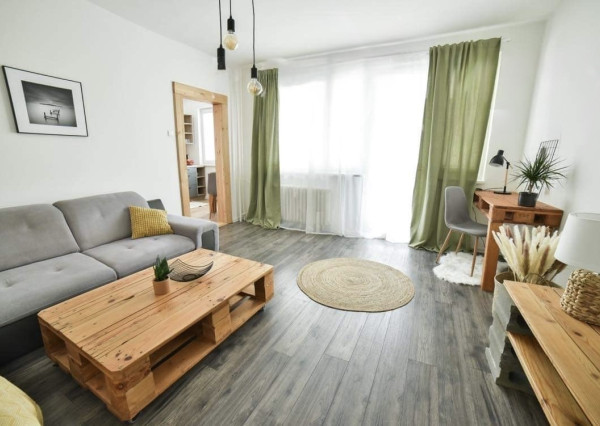 Na prenájom priestranný 1-izb.byt s loggiou po rekonštrukcii