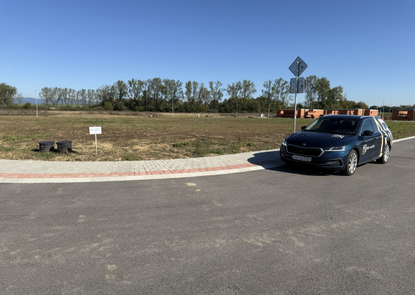 REZERVOVANÉ - Stavebný pozemok 672m2, všetky IS, asfaltová cesta