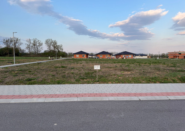 Stavebný pozemok 684m2, všetky IS, asfaltová cesta