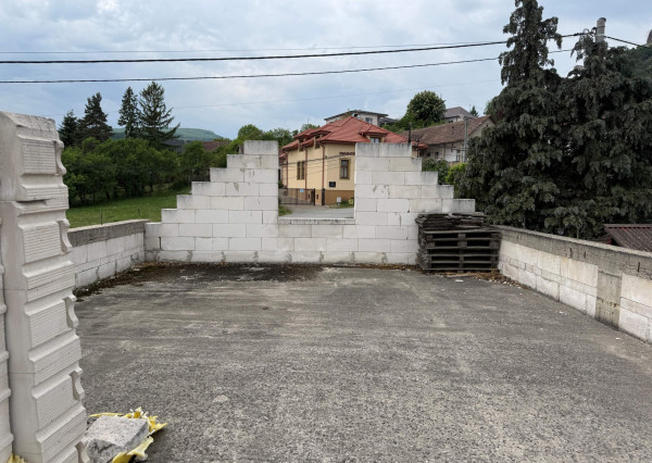 Slanec - dom v pôvodnom stave s nedokončenou rekonštrukciou