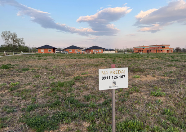 Stavebný pozemok 684m2, všetky IS, asfaltová cesta