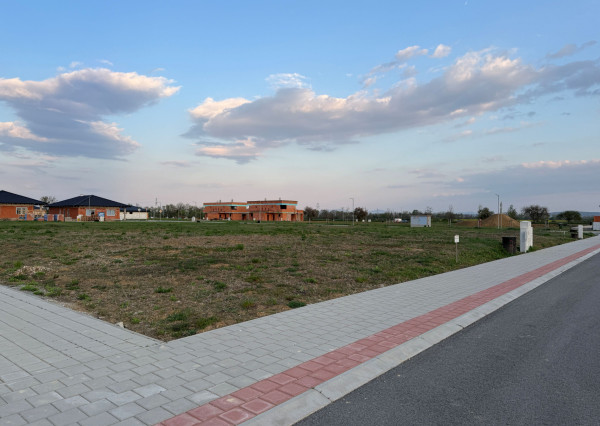 Stavebný pozemok 684m2, všetky IS, asfaltová cesta