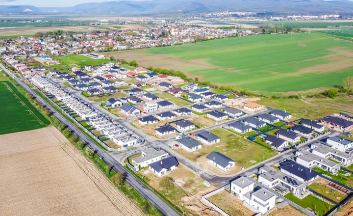 PREDANÉ - Novostavba 4i RD, NOVÉ MOKRANCE, všetky IS, asfaltové cesty - fotografia 4