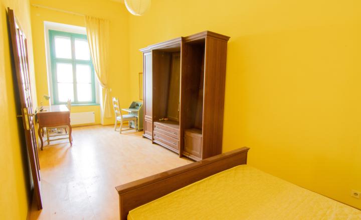 PREDANÉ - 3-izbový byt s krbom, 90 m2, centrum (Mäsiarska ul.) - fotografia 3