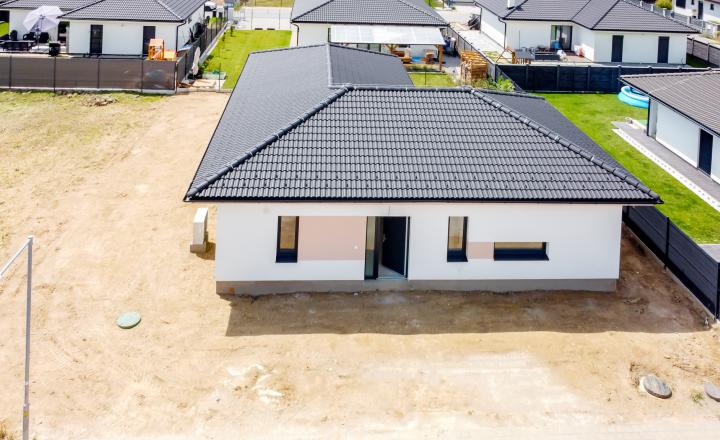 PREDANÉ - NOVÉ MOKRANCE - RD bungalov 140m2, TČ a rekuperácia v cene - fotografia 2