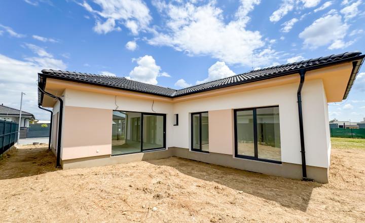 PREDANÉ - NOVÉ MOKRANCE - RD bungalov 140m2, TČ a rekuperácia v cene - fotografia 1