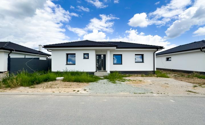 PREDANÉ - Novostavba 4i RD, NOVÉ MOKRANCE, všetky IS, asfaltové cesty - fotografia 1