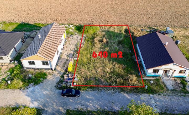 Stavebný pozemok 640m2 , Bačkovík - nová lokalita - fotografia 1