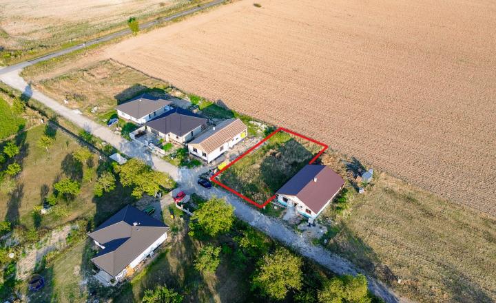 Stavebný pozemok 640m2 , Bačkovík - nová lokalita - fotografia 5