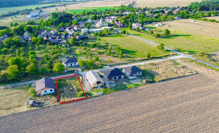 Stavebný pozemok 640m2 , Bačkovík - nová lokalita - fotografia 4