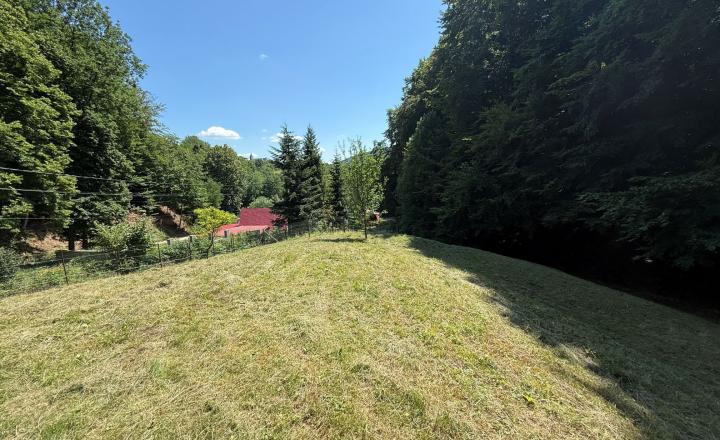NA PREDAJ - veľký stavebný pozemok v Zlatej Idke 2698m2 - fotografia 3