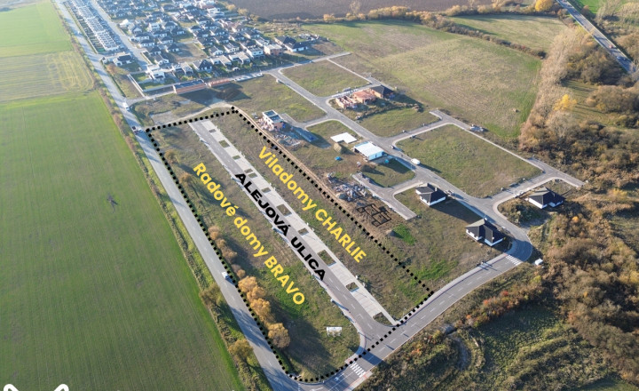 Pozemky so stavebným povolením pre 20 radoviek a 30 bytov - fotografia 1