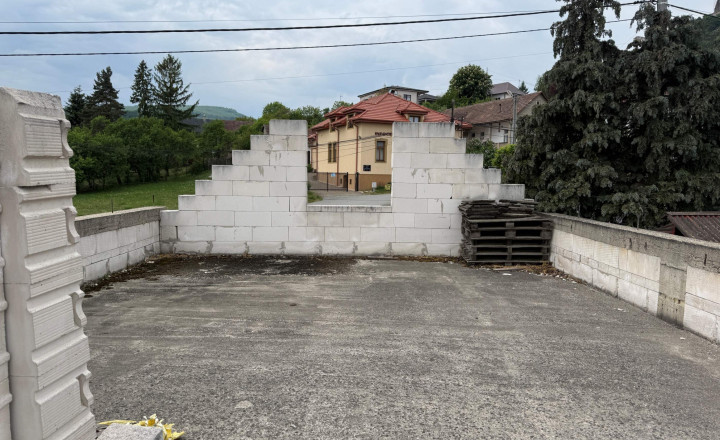 Slanec - dom v pôvodnom stave s nedokončenou rekonštrukciou - fotografia 4